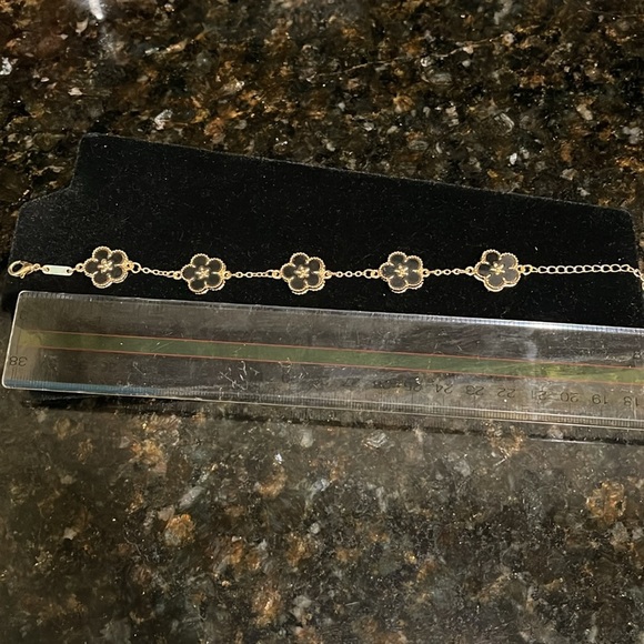 Beautiful flower black enamel 5 petals bracelet in gold-tone fashion - Picture 9 of 13